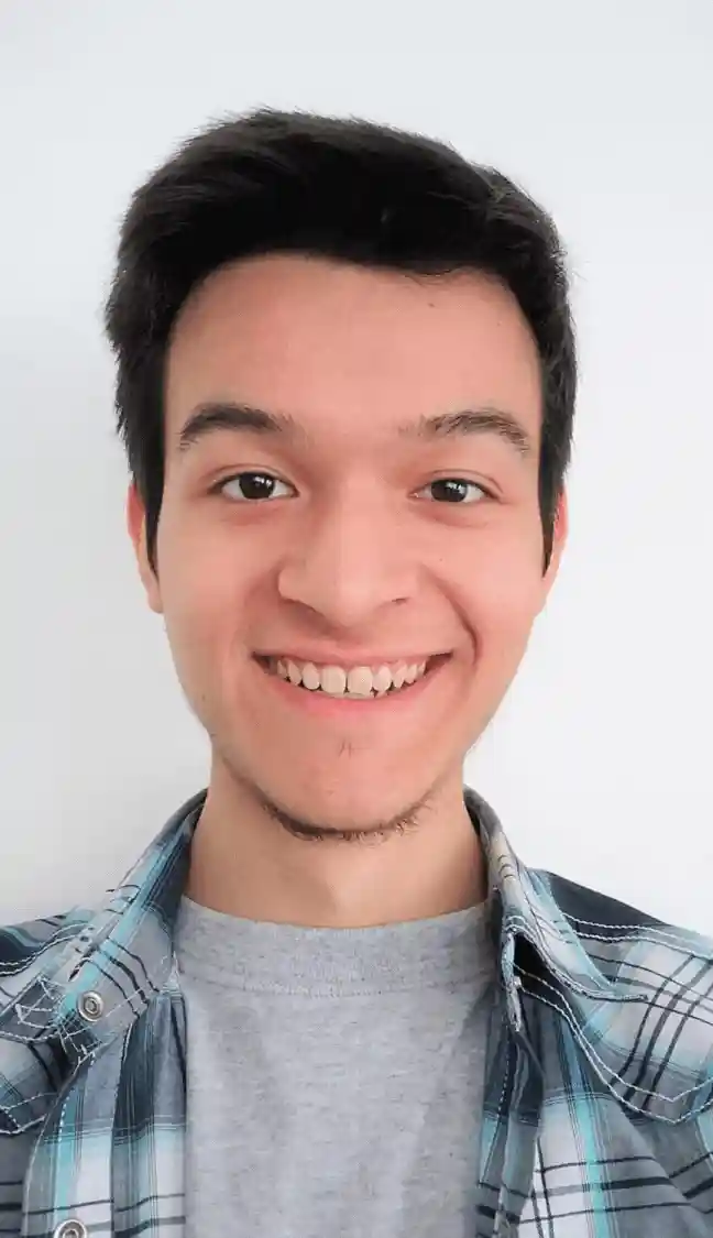 Un hombre feliz probándose accesorios para el rostro con la asombrosa tecnología de Wearmeleon.